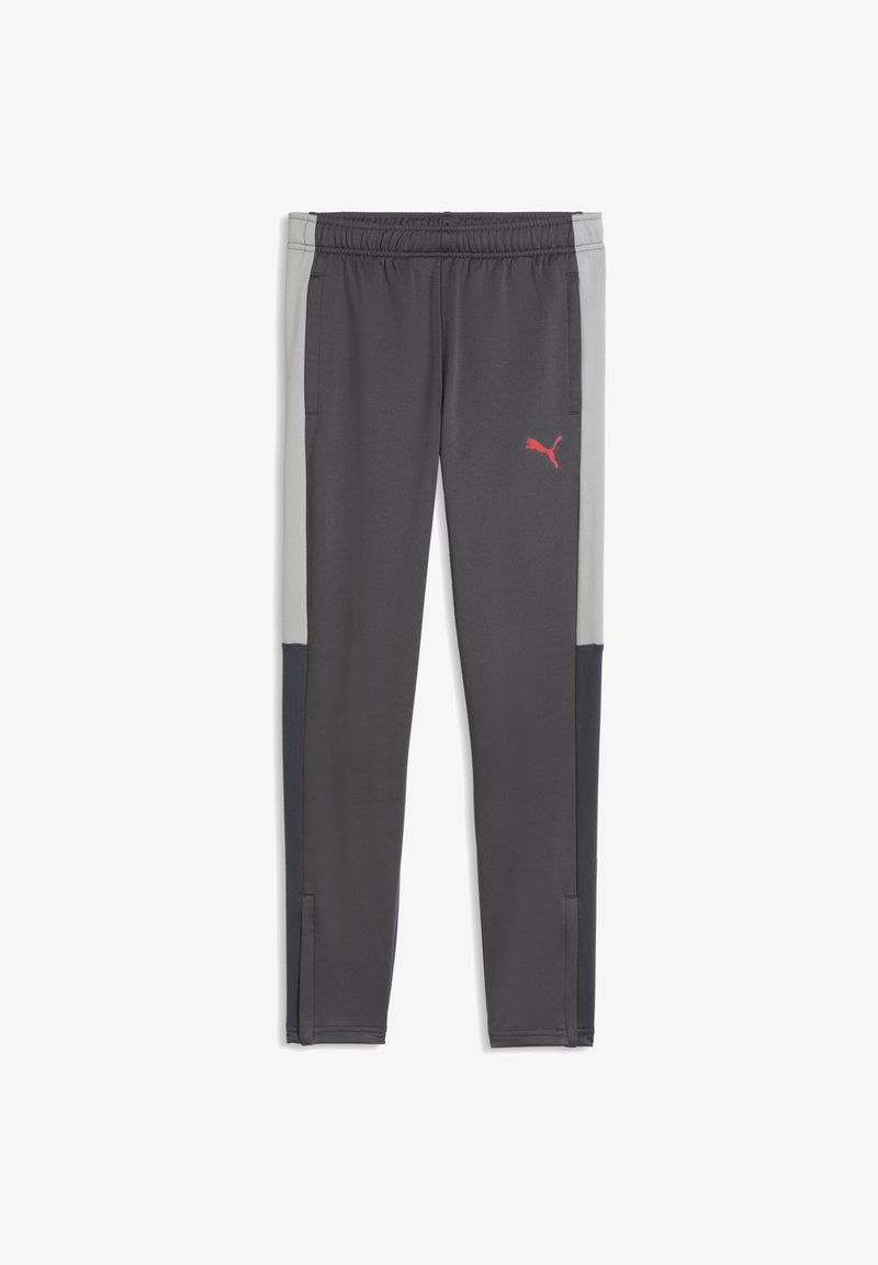 Sötétszürke sportnadrág világosszürke és fekete oldalpanelekkel, rugalmas derékrésszel, elülső zsebekkel, bokánál cipzárral és vörös Puma logóval a combon.