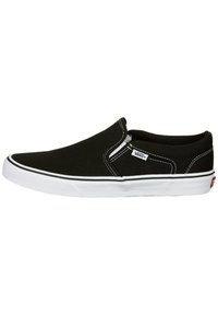 Sneaker nere slip-on con tomaia in tela, suola in gomma bianca e cuciture a contrasto. Presenta un piccolo tag con logo sul lato.