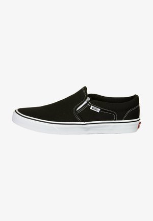 Sneaker nere slip-on con tomaia in tela, suola in gomma bianca e cuciture a contrasto. Presenta un piccolo tag con logo sul lato.