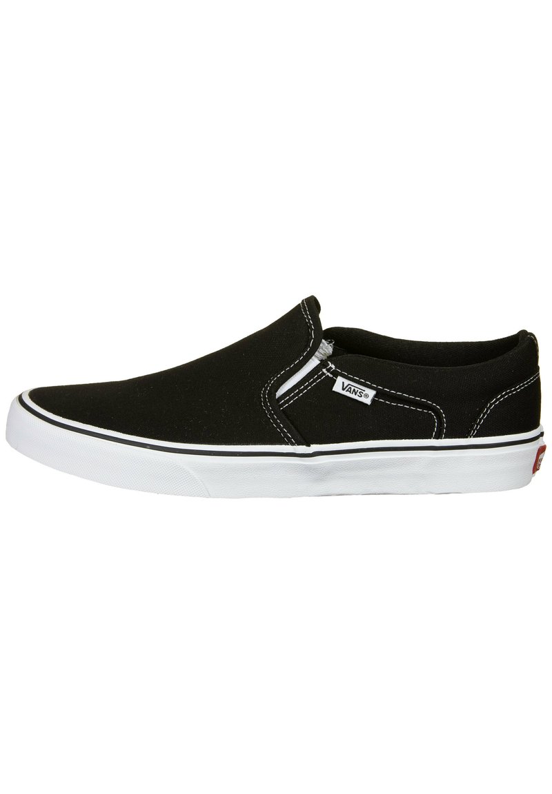 Sneaker nere slip-on con tomaia in tela, suola in gomma bianca e cuciture a contrasto. Presenta un piccolo tag con logo sul lato.