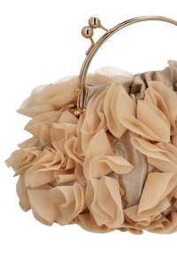 Beige stofhåndtaske med lagdelte flæser, metalisk guldramme og en toplukning med to runde metalhardware-accenter.