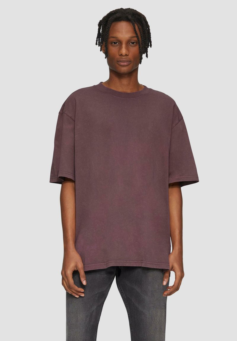 Overmaat, shirt met ronde hals in diep bordeauxrood, gemaakt van zachte katoen. Glad tekstuur, korte mouwen en een ontspannen pasvorm zonder zichtbare patronen of accenten.