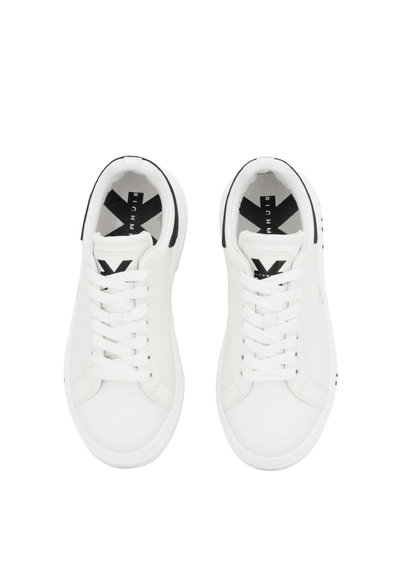 Witte lage sneakers met witte veters, zwarte hielaccenten en zwarte "RICHMOND" tekst op de binnenzool.