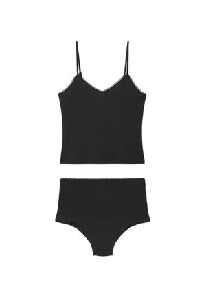 Set di lingerie nero da donna con top a canotta con sottili spalline e slip a vita alta abbinati con piccoli fiocchi decorativi.