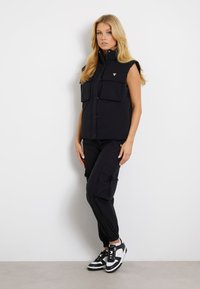 Guess MID WAIST  - Pantaloni cargo - schwarz