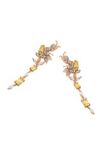 Orecchini a forma di farfalla in tono oro con gemme gialle e trasparenti, caratterizzati da dettagli intricati in cristallo e pietre pendenti rettangolari e marquise.