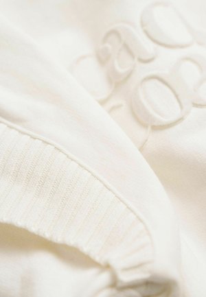 Weißer Sweater mit gerippten Bündchen und einem strukturierten, geprägten Design. Weicher Stoff mit subtiler Schattierung und glatter Oberfläche.