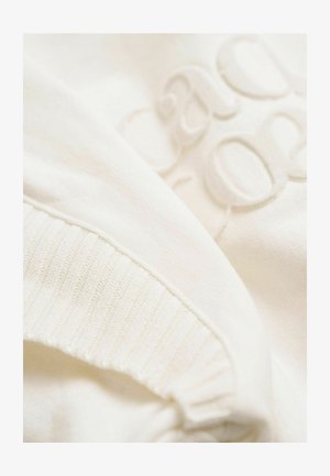 Weißer Sweater mit gerippten Bündchen und einem strukturierten, geprägten Design. Weicher Stoff mit subtiler Schattierung und glatter Oberfläche.