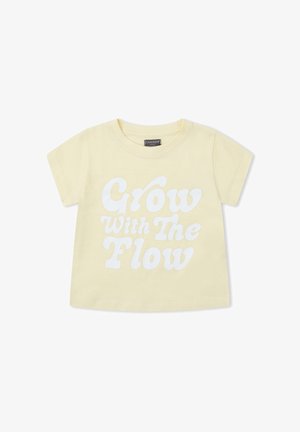 Camiseta para niño pequeño de color amarillo claro con mangas cortas y texto blanco que dice "Crece con el flujo" en el frente.