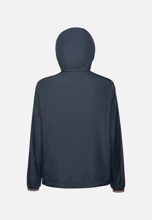 Giubbotto leggero blu navy con cappuccio, dotato di polsini elasticizzati e una fascia a righe rosse e bianche. Texture liscia, design semplice.