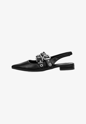 Zapato de slingback de cuero negro con punta afilada, que presenta dos correas con acentos plateados y recortes circulares. Diseño de tacón bajo.