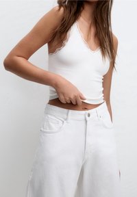 PULL&BEAR Shorts vaqueros - white