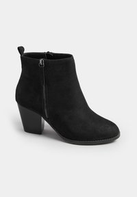 Botín de ante negro hasta el tobillo con cremallera lateral y tacón cuadrado, diseñado para uso casual y formal.
