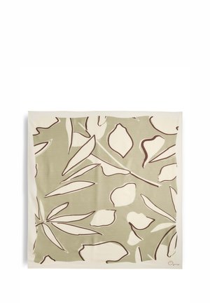 Vierkante sjaal met een beige achtergrond met abstracte bladeren en takken in gedempte groene en bruine tinten.