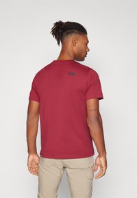 The North Face M SS SIMPLE DOME TEE - Sportska majica - beetroot