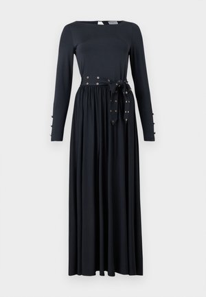 Lange zwarte jurk met lange mouwen, een ronde halslijn, knoopdetails op de manchetten en een ceintuur met ringen die in de taille is gestrikt.