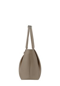 Taupe lederen schoudertas met dubbele handvatten, zichtbare stiksels en een licht gestructureerd oppervlak, weergegeven vanaf de zijkant op een witte achtergrond.