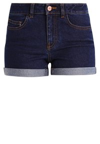 Shorts vaqueros de mezclilla azul oscuro con cintura alta, dobladillo enrollado, cinco bolsillos y costuras en contraste. Incluye cierre frontal con botón y cremallera.