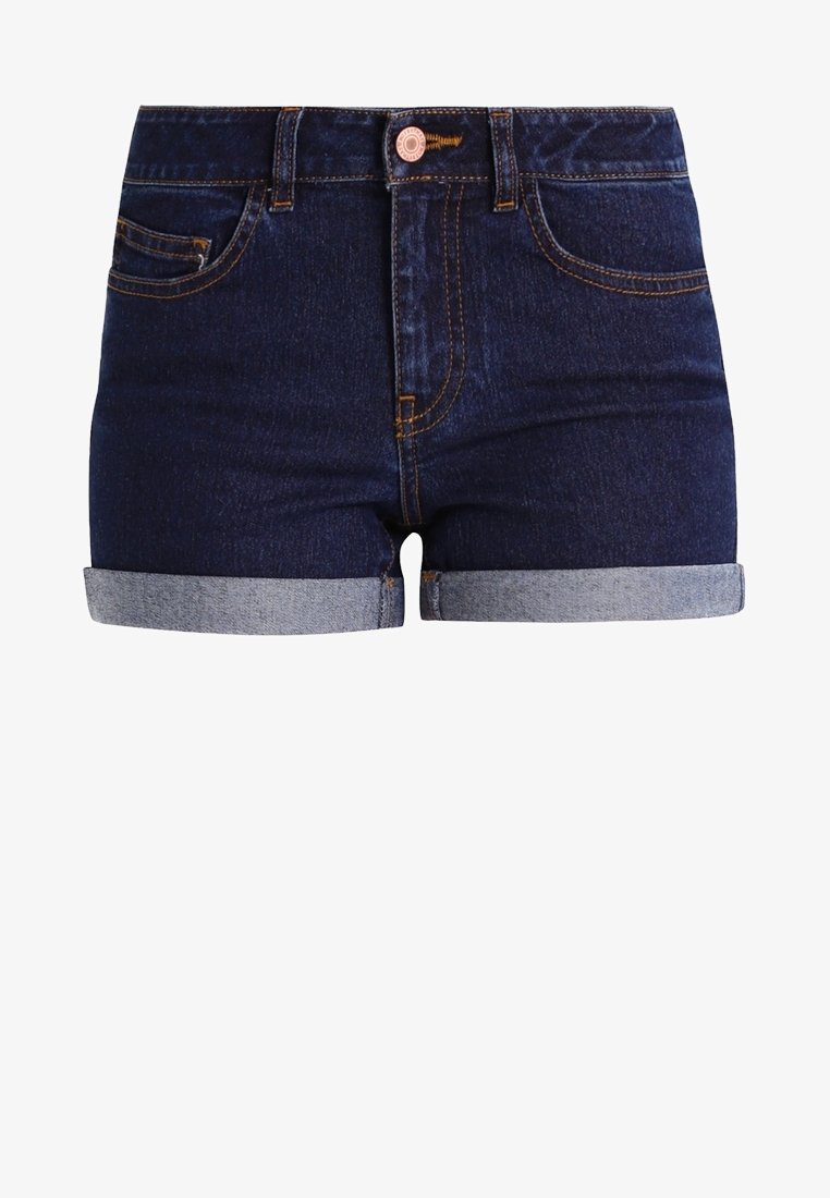 Shorts vaqueros de mezclilla azul oscuro con cintura alta, dobladillo enrollado, cinco bolsillos y costuras en contraste. Incluye cierre frontal con botón y cremallera.