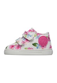 Baskets blanches en toile présentant un motif floral vibrant en rose et bleu, avec deux bandes velcro et un logo circulaire rose sur le côté.