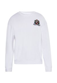Witte sweatshirt met lange mouwen, ronde hals en een geborduurd embleem op de linkerborst, met groene en rode accenten.