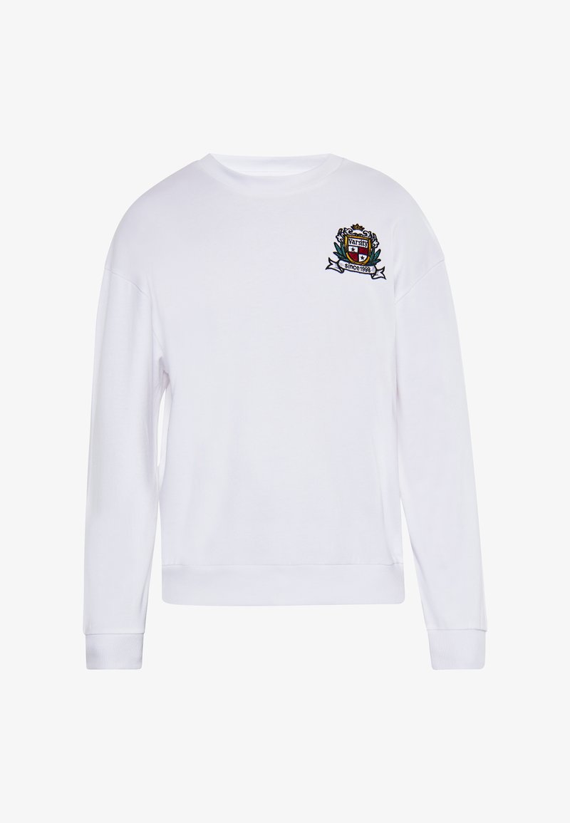 Hvid sweatshirts med lange ærmer, rund halsudskæring og et broderet våbenskjold på venstre bryst, med grønne og røde accenter.