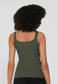 Olivgrünes geripptes Tanktop mit breiten Schulterträgern, figurbetontem Design und glatter Textur, von hinten angezeigt.