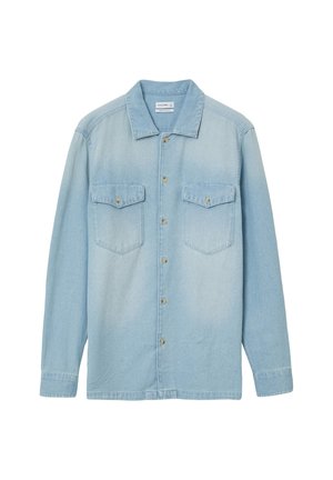 Camicia di jeans azzurro chiaro con colletto classico, apertura con bottoni e due tasche sul petto con patte. Texture liscia, maniche lunghe.