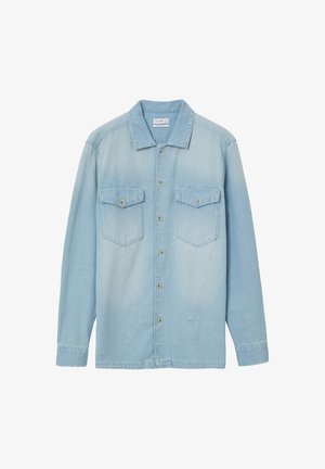 Camicia di jeans azzurro chiaro con colletto classico, apertura con bottoni e due tasche sul petto con patte. Texture liscia, maniche lunghe.