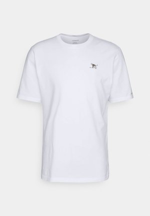 Witte katoenen t-shirt met een ronde hals, korte mouwen en een klein geborduurd ontwerp op de borst. Zachte textuur en casual pasvorm.