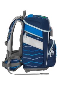 Marineblaue Rucksack mit grauen Akzenten, mehreren Taschen, wellenförmigem Design, gepolsterten Trägern und einem Reißverschluss, der wie ein Gecko geformt ist.
