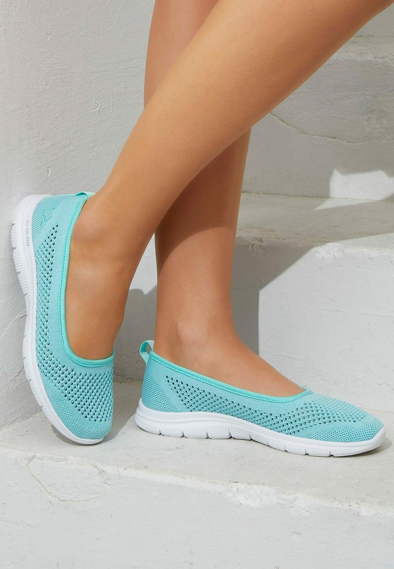 Leichte aqua Mesh-Slipper mit weißer Sohle, die über ein perforiertes Design und eine flexible Struktur für Atmungsaktivität und Komfort verfügen.