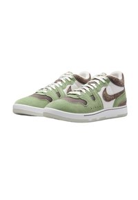 Zelené semišové tenisky s hnědými akcenty, bílými síťovanými panely a bílou podrážkou. Mají tradiční šněrování a kulatou špičku.