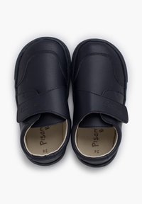 Chaussures noires en cuir pour enfants avec des bouts ronds et des sangles Velcro, taille 24, vues de dessus sur un fond blanc.