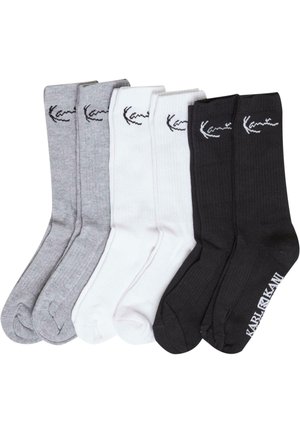 Set aus fünf Socken in Grau, Weiß und Schwarz. Gerippte Textur mit Logo-Akzenten in Schwarz auf Grau, Weiß und Weiß auf Schwarz. Standard Crew-Länge.