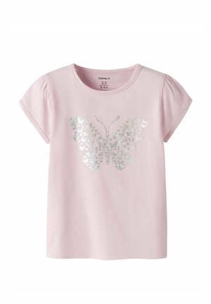 Lyserød kortærmet T-shirt til småbørn med sølvfarvet sommerfugledesign lavet af små sommerfugle på forsiden.