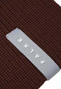 Brązowa tkanina o teksturze i prostokątnym kształcie, z jasnoniebieską metką z napisem „FALKE” w białych literach.