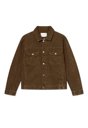 Καφέ τζιν μπουφάν με μυτερό γιακά, εμπρόσθιες τσέπες με καπάκια, μεταλλικά κουμπώματα και υφασμάτινη υφή.