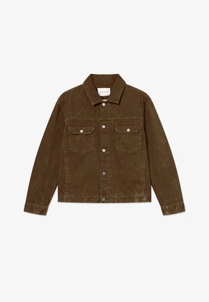 Καφέ τζιν μπουφάν με μυτερό γιακά, εμπρόσθιες τσέπες με καπάκια, μεταλλικά κουμπώματα και υφασμάτινη υφή.