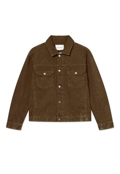 Καφέ τζιν μπουφάν με μυτερό γιακά, εμπρόσθιες τσέπες με καπάκια, μεταλλικά κουμπώματα και υφασμάτινη υφή.