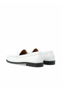 Białe skórzane loafersy o eleganckim designie, miękkiej fakturze i widocznych detalach szwów. Czarne gumowe podeszwy zapewniają kontrast i przyczepność.