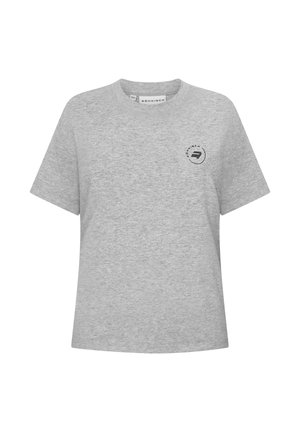 Szary bawełniany t-shirt z krótkimi rękawami, okrągłym dekoltem i małym czarnym okrągłym logo na lewej piersi. Miękka tekstura, luźny krój.