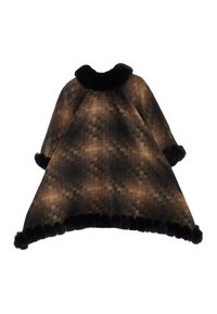 Brun och svart mönstrad poncho med en rund svart pälskrage och matchande pälsdetaljer längs fållen och ärmarna. Mjuk, texturerad tyg.
