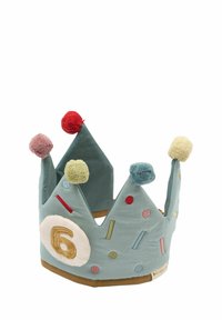 Modrá látková koruna se šesti trojúhelníkovými vrcholy, zdobená barevnými bambulkami, vyšitými akcenty a kulatou nášivkou s číslem 6.