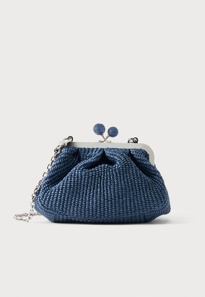 Mała granatowa pleciona torebka z metalową srebrną ramą, okrągłym zapięciem i odpinanym srebrnym łańcuszkowym paskiem, na prostym jasnym tle.