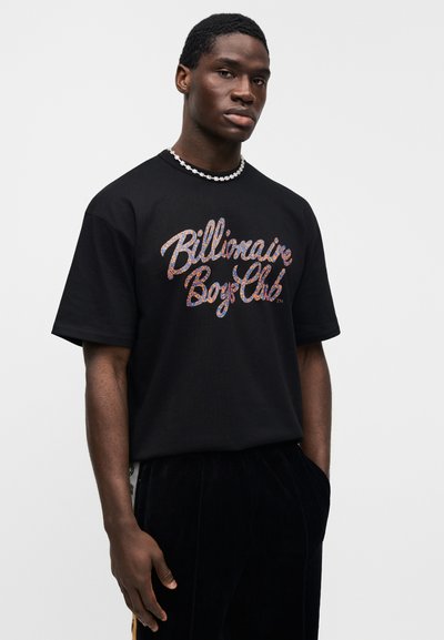 Μαύρο βαμβακερό κοντομάνικο μπλουζάκι με πολύχρωμο τυπωμένο κείμενο "Billionaire Boys Club" μπροστά, με κοντά μανίκια και άνετη εφαρμογή.
