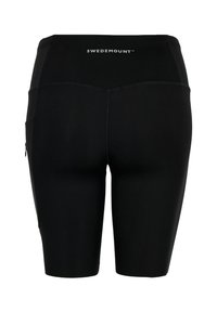 Shorts sportivi neri con un design aderente, texture liscia e logo riflettente. Presentano una tasca laterale con zip per riporre gli oggetti.