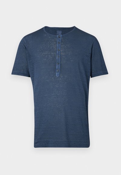 Blå kortärmad henley-t-shirt i lätt, texturerat tyg med rund halsringning och sex knappar.