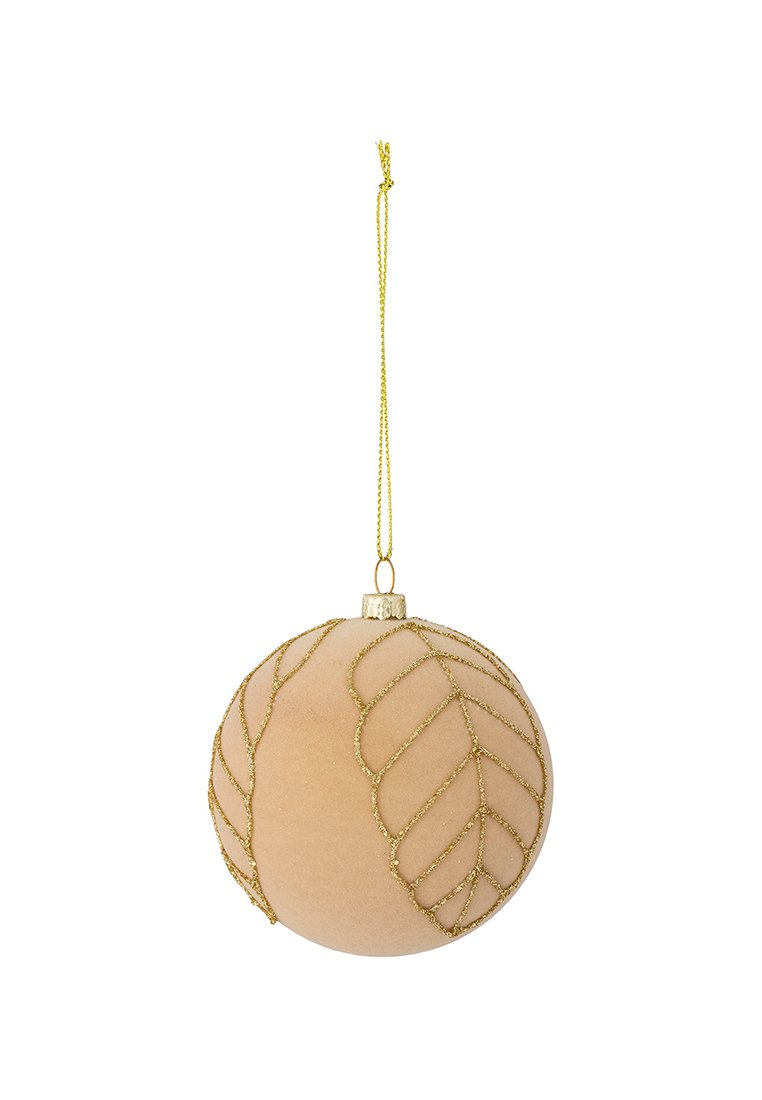 Beige Weihnachtsornament mit einer glatten, weichen Textur und einem Goldblattmuster, ausgestattet mit einer goldenen Aufhängeschnur und einem Metallkappchen.