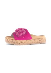 Roze slide sandaaltjes met een glanzende, brede band met dubbele gespaccenten. Kurk-structuur zool met een beige gripzool.